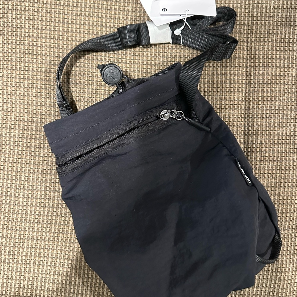 lululemon athletica Black water bottle crossbody